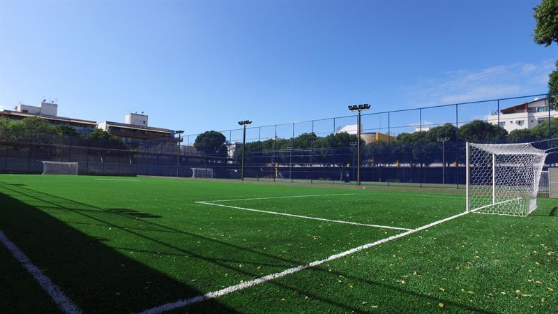 Campo society e oficial com grama sintética e iluminação esportiva
